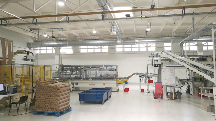 hiLUX LED Hallenstrahler in Pruduktionshalle